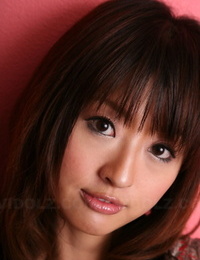 japonés modelo Con Un Bastante la cara stands vestido en contra de Un rosa la pared