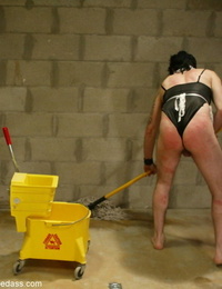 covarde masculino sub é vestido no Francês empregada doméstica vestuário e forçado para Fazer Trabalho doméstico