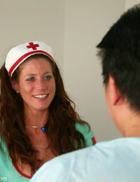 الظلام الشعر ممرضة كيم وايلد يحضر إلى A المريض في اللاتكس الزي و الكعب