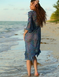 Blauw zag zwart haren laat zien haar smelting warm lichaam op een woestijn Eiland Strand Onderdeel 429