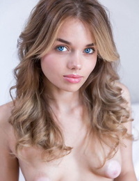 młody model Kiera Niebieski Reprezentuje część 3