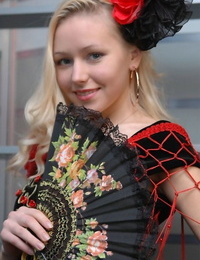 ऐनी पहने एक flamenco sundress दिखा रहा है स्तन हिस्सा 731
