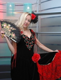 Anne Indossare un flamenco sundress mostrando Tette parte 731