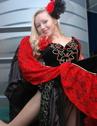 Anne le port de Un flamenco robe bain de soleil montrant seins PARTIE 731