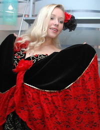 Anne giyen bir flamenco sundress gösterilen göğüsleri PART 731