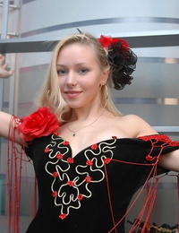 Anne giyen bir flamenco sundress gösterilen göğüsleri PART 731