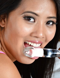 inexpertos asiático Angelina Chung es chupando su sabroso de plástico falso pene