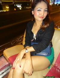 Thaise eerste timer licks haar lippen in verleidelijk wijze na uitkleden