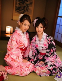 un coppia di giapponese geishe modello insieme in loro brillantemente colorato Kimono