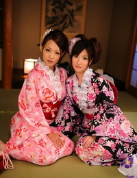 เป็ จับคู่ ของ ภาษาญี่ปุ่น geishas นางแบบ ด้วยกัน ใน พวกเขา brightly สี Kimonos
