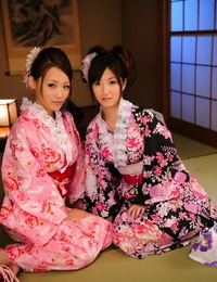 a 쌍 의 일본어 게이샤 모델 함께 에 그 밝게 컬러 기모노