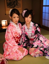 A زوج من اليابانية فتيات الجيشا نموذج معا في بهم الزاهية الملونة الكيمونو