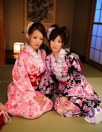 un coppia di giapponese geishe modello insieme in loro brillantemente colorato Kimono