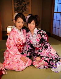 Un par de japonés las geishas. modelo juntos en su brillantes color Los Kimonos
