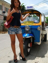 أحمر التايلاندية فتاة  A ركوب إلى ما سوف يكون لها عارية النمذجة لاول مرة