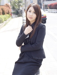giapponese modello Hikaru Matsu prende Il suo bicchieri su e off in business abbigliamento