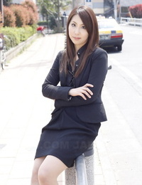 Japon model Hikaru Matsu Alır onu Gözlük Üzerinde ve kapalı içinde iş giyim