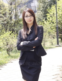 japonês modelo Hikaru Matsu leva ela Óculos no e fora no Negócios vestuário