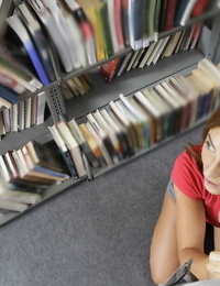 guiltless lại thiếu niên Emma lớn chested một cứng khó trên trong một công thư viện