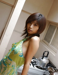 Asiático cutie Rin Suzuka el descubrimiento de su Tetas y tomando off su bragas