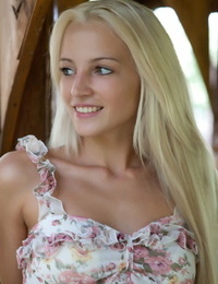 Warm blond Alysha doffs Ihr Sommerkleid in die laden zu nass Ihr slim teenager bod