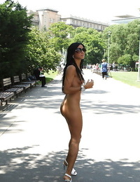 Ziemlich teen tief throaters in Sonnenbrille posing bare in öffentliche Orte