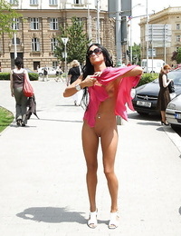 Jolie adolescent profonde throaters dans lunettes de soleil posant nu dans public lieux