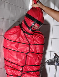 Miho lecher emballé dans l' Salle de bain pour fétiche douche l'abjection