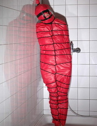 Miho lecher emballé dans l' Salle de bain pour fétiche douche l'abjection