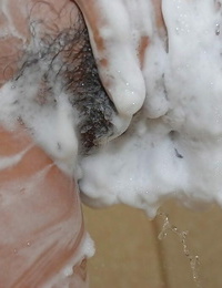 Azji mumio biorąc prysznic i wzruszające jej owłosione G miejsce w Obok do