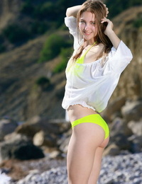 teen Babe izabel un sporting Bello cammello punta all'aperto su Spiaggia in Bikini