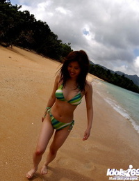 rondborstige Aziatische Babe adusa Kyono uitglijden uit haar bikini outdoor