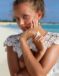 ग्लैमर बेब मैंगो एक प्रदर्शित phat किशोर अखरोट और मुंडा योनी पर समुद्र तट