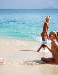 عارية الهواة في سن المراهقة الاطفال في النظارات الشمسية بعد بعض متعة على على الشاطئ
