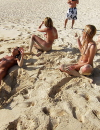 Nackt Amateur teenager babes in Sonnenbrille Mit einige Spaß auf die Strand