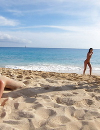 Nackt Amateur teenager babes in Sonnenbrille Mit einige Spaß auf die Strand
