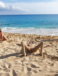 Çıplak Amatör genç babes içinde güneş gözlüğü sahip bazı eğlenceli Üzerinde bu Plaj