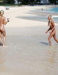 Голые Любительское подросток детки в очки Имея некоторые удовольствие на В Пляж