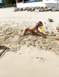 nagie Amatorskie Nastolatek dzieci w okulary Mając niektóre Zabawy na w plaża