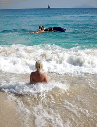 赤裸裸的 业余的 十几岁 辣妹 在 太阳镜 具有 一些 乐趣 上 的 海滩