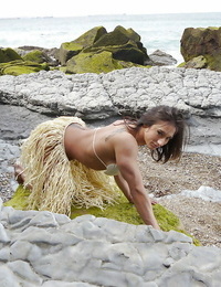 plaża miód Karin pobieranie off ogolone cipki i Kulturysta ciała na świeżym powietrzu