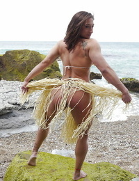 Spiaggia miele Karyn ottenere off rasato figa e Bodybuilder fisico all'aperto