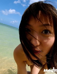 Çarpıcı Asya Bebeğim ile büyük göğüsleri sıyırma kapalı onu Bikini açık