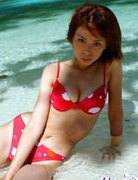 hermosa Asiático Babe Minami Aikawa posando en ropa interior al aire libre