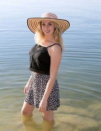 amateur weiblich Camille Streifen auf sandy shore bei FKK Strand