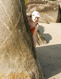 热 贝贝 伊薇特 B 挑逗 她的 青少年 猫 上 一个 海滩 同时 在 紧 内裤