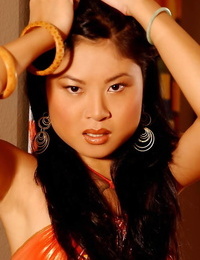 एशियाई अश्लील उद्योग स्टार थी quach दर्शाता है उसके तंग चश्मे में एक बिकिनी