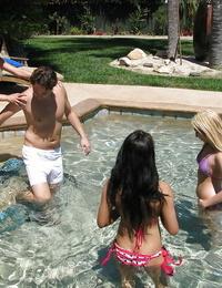帕克 页面 和 她的 女朋友 构成 通过 的 游泳池 等待 对于 温暖 钩 起来