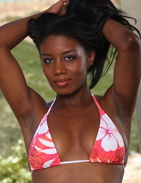 Ebony tiener Monica Foster laat zien haar amateur kont in een Bikini