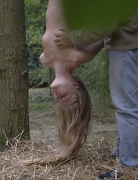 年轻的 金发女郎 女孩 已 她的 头发 拉 后 正在 暂停 颠倒 下 在 树林里